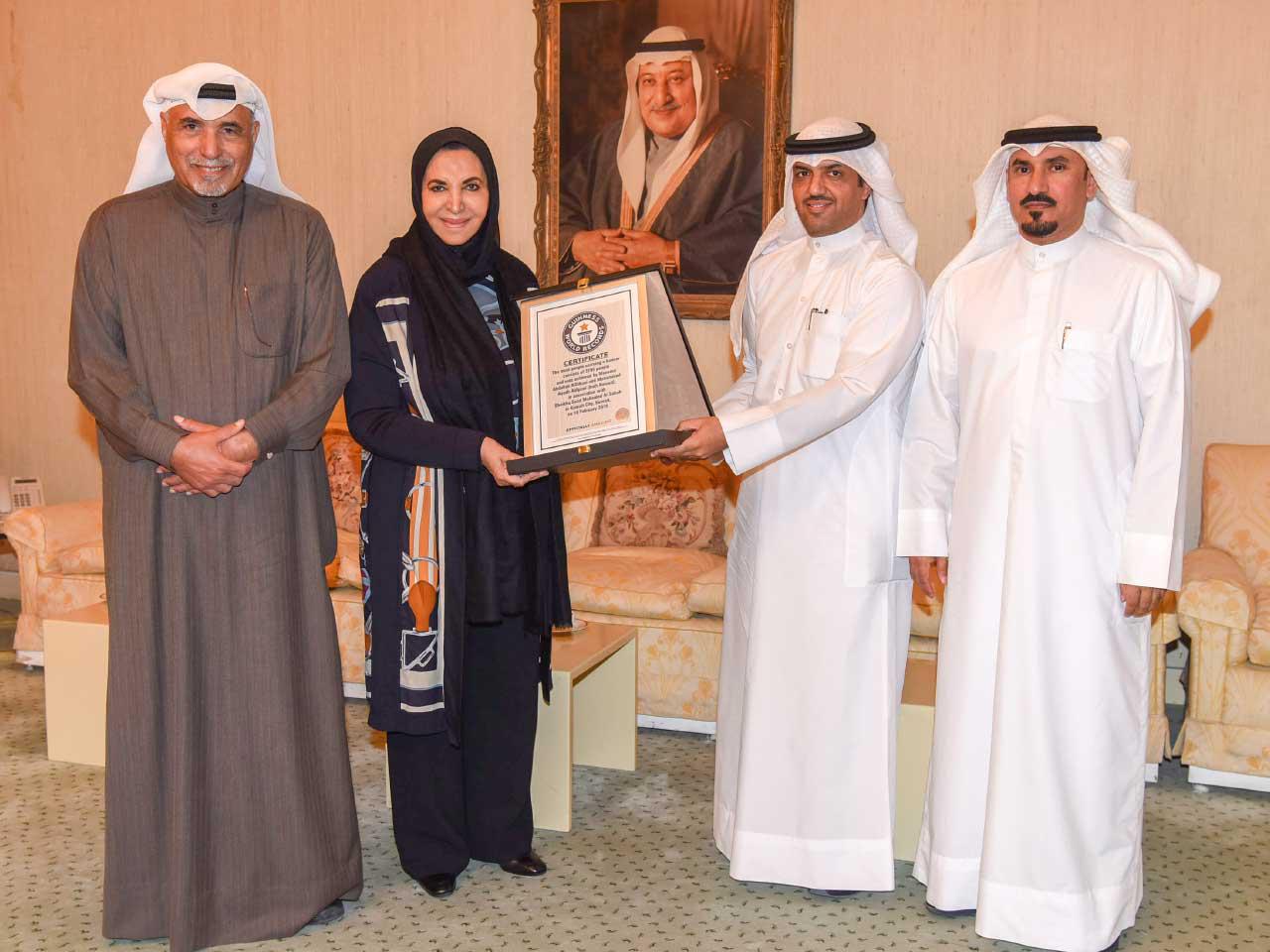 سعاد الصباح تتسلم شهادة التقدير