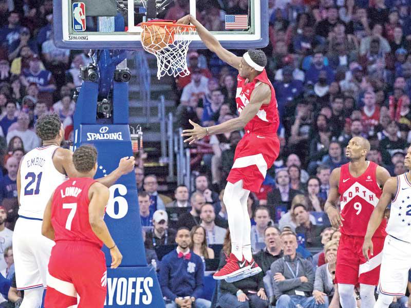 باسكال سياكام نجم رابتورز يسجل في سلة فيلادلفيا