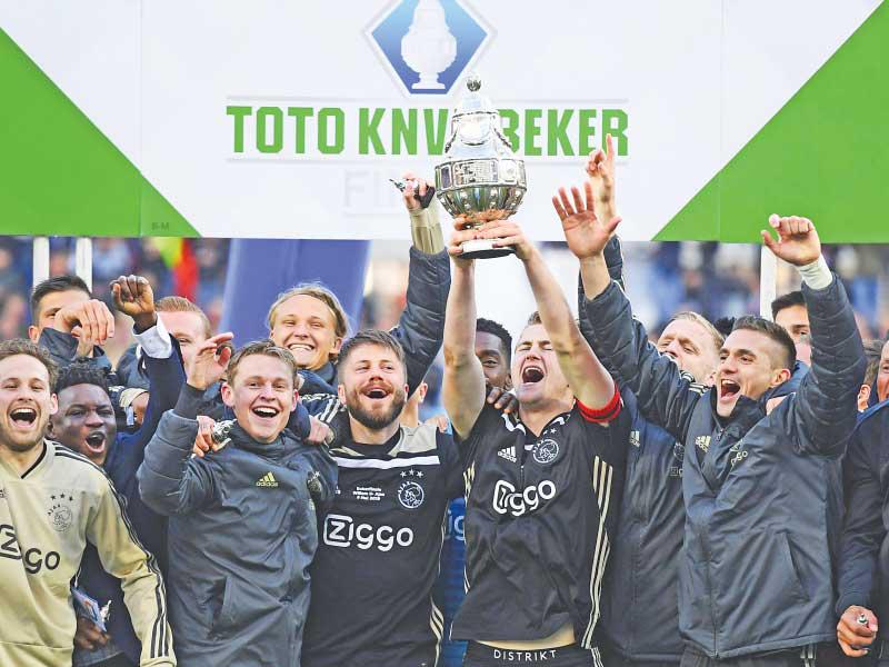 جانب من مراسم تتويج أياكس