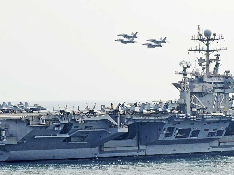 مقاتلات F18 تحلق فوق «إبرهام لينكولن» في صورة أرشيفية (أي بي أيه)