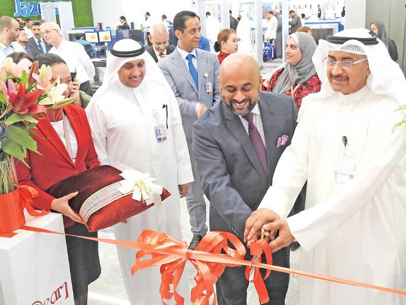 منصور الخزيم وروهيت راماشاندران خلال افتتاح قاعة اللؤلؤة أمس