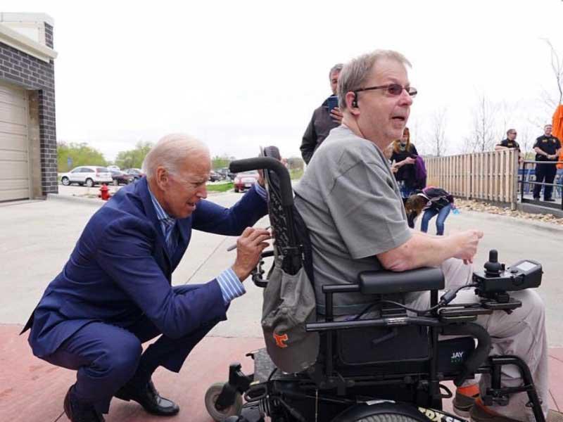 بايدن يوقّع على كرسي متحرّك لأحد مؤيديه قبل أيام 