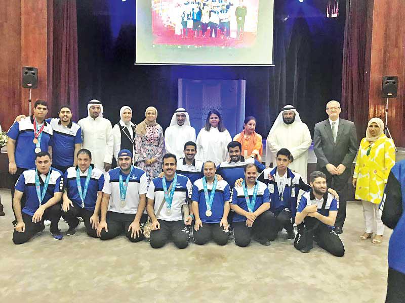 الخراز والسفير الأميركي والعوضي والأنصاري مع أبطال الكويت