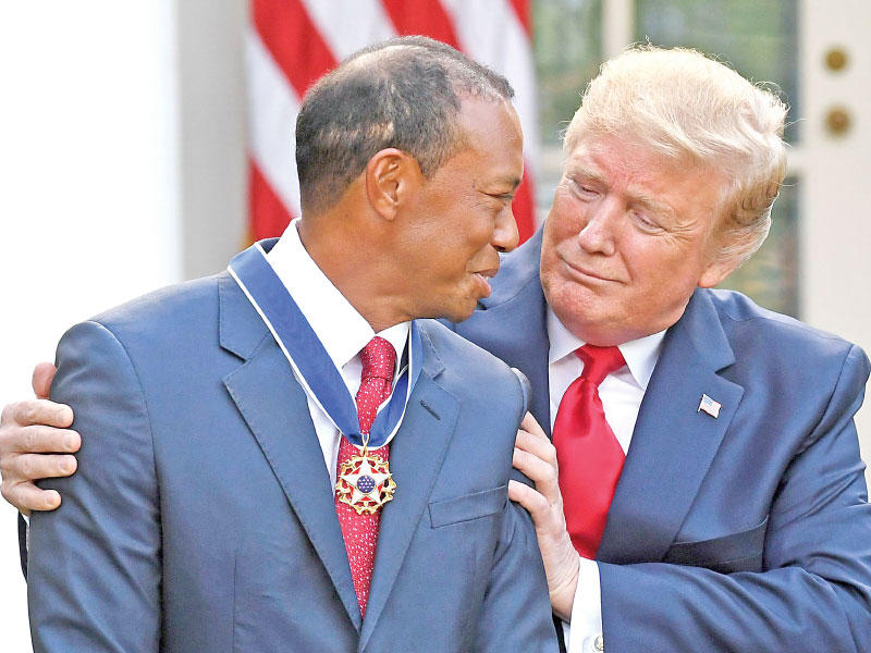 ترامب يمنح لاعب الغولف تايغر وودز وسام الحرية الرئاسي أمس الأول (أ ف ب)