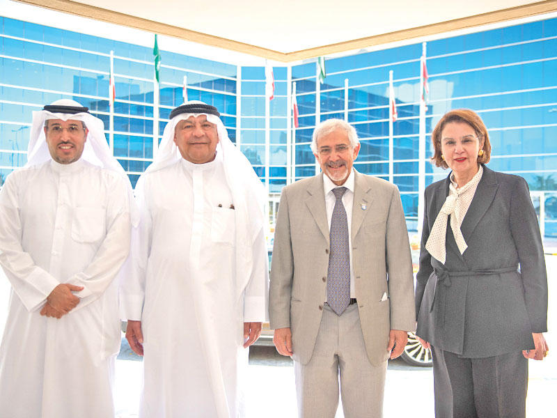 من اليمين مها البرجس وهلال الساير وقتيبة الغانم ونايف المطيري