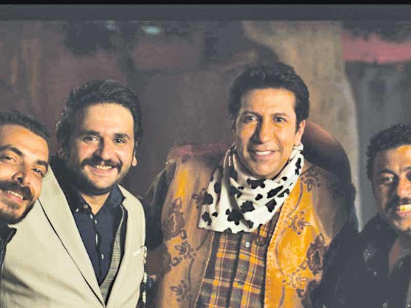 هاني رمزي مع مجموعة الممثلين 