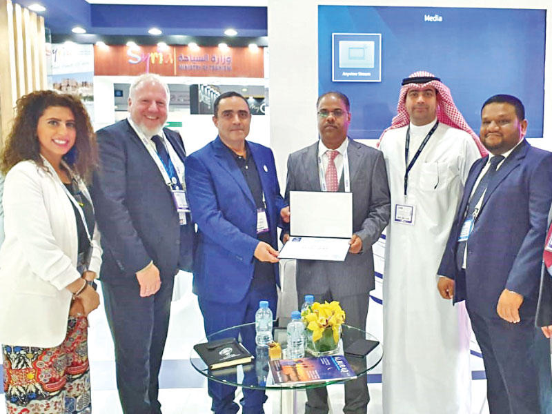 مشاركون في المعرض