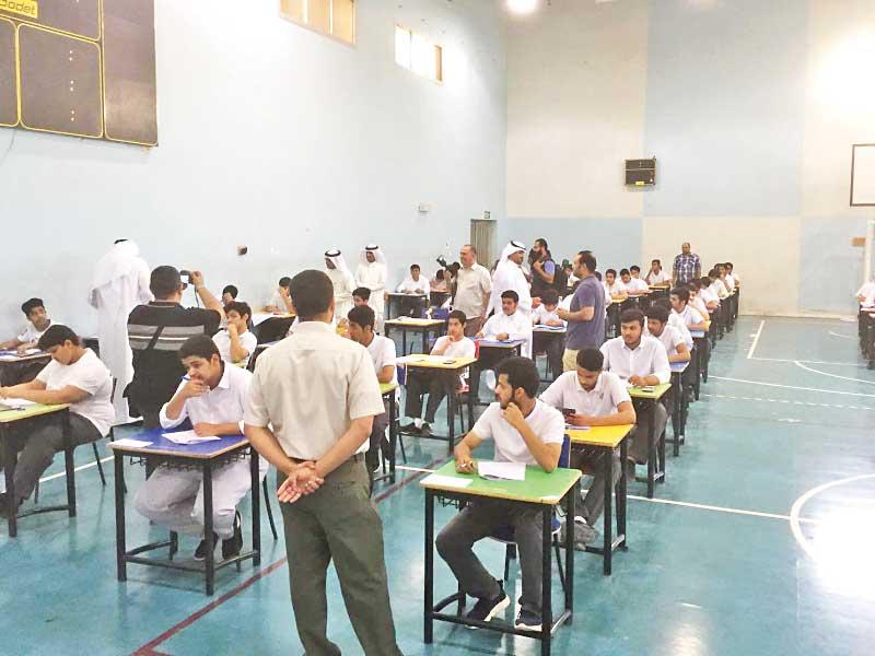 جانب من الاختبارات أمس