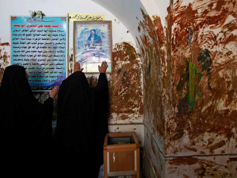 عراقيتان في أحد المزارات المقدسة لدى الشيعة في النجف قبل يومين (رويترز)n