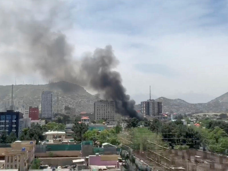 الدخان يرتفع من موقع انفجار في كابول ، أفغانستان