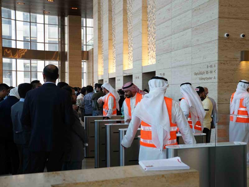 مشاركون في عملية الإخلاء