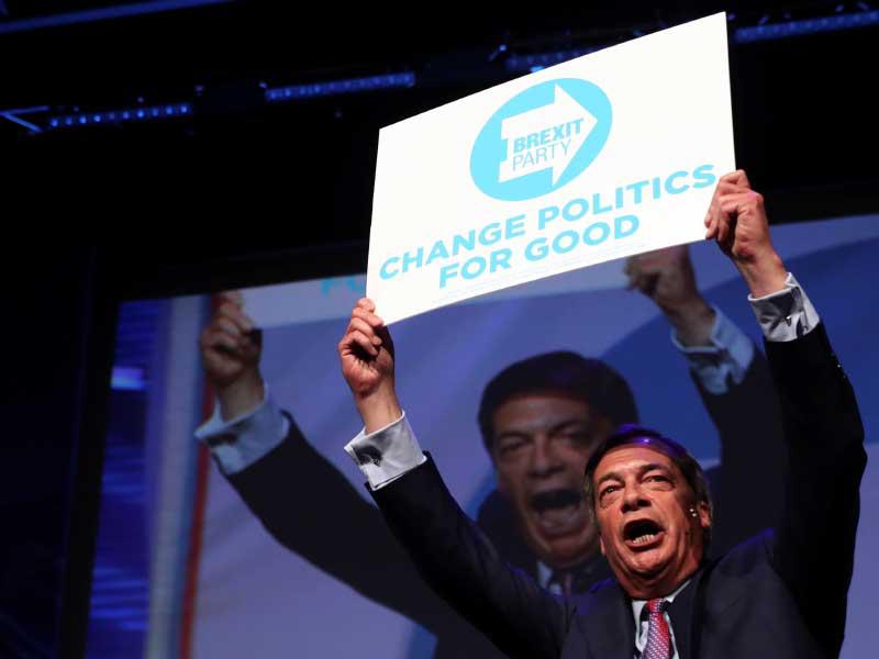 فاراج يرفع لافتة كتب عليها «غيّروا السياسة إلى الأبد» 