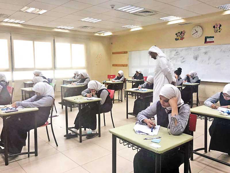 بوحمد متفقداً الاختبارات أمس