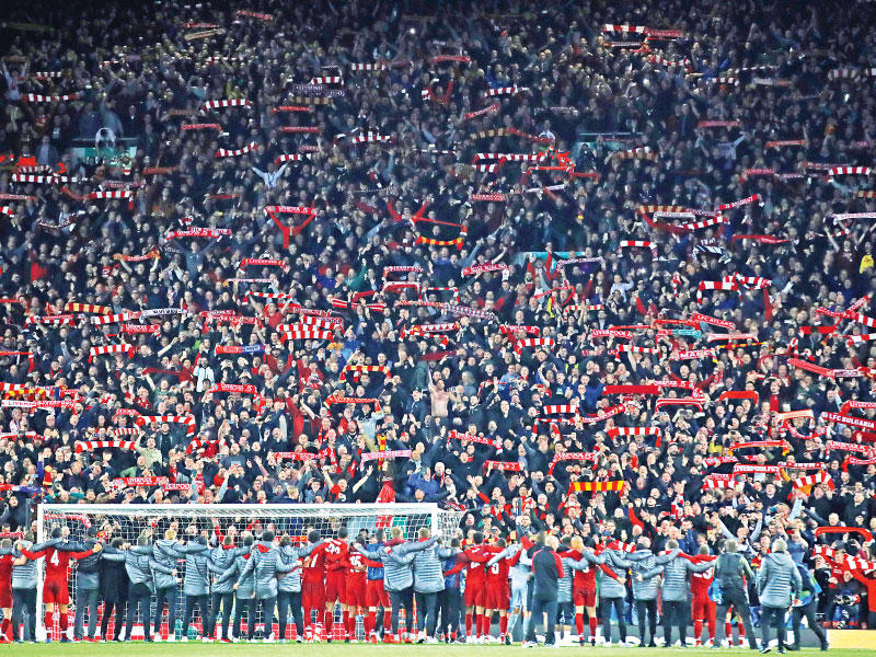 فرحة لاعبي ليفربول بعد الفوز على برشلونة برباعية