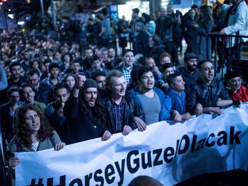 تظاهرة احتجاجية في إسطنبول أمس الأول على قرار إعادة الانتخابات          (أ ف ب)
