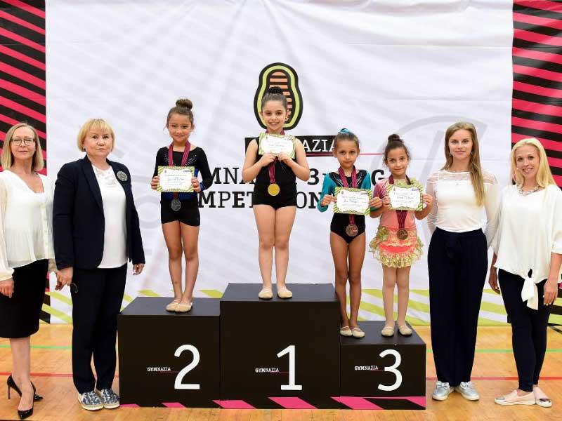 الفائزات بالمراكز الأولى يحتفلن عقب تتويجهن