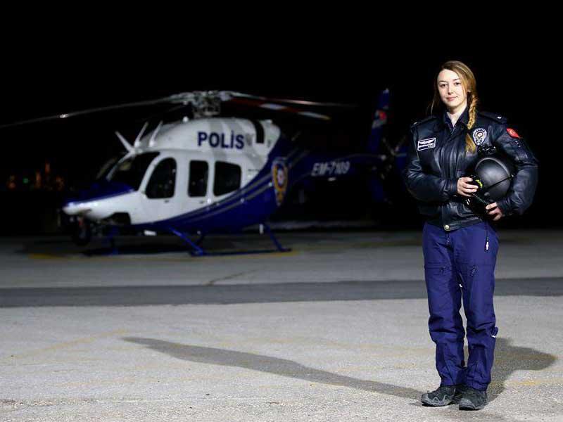 أليف غوكجه أرول (27 عاماً) أول امرأة تقود مروحية تابعة للسلطات الأمنية في تركيا (الأناضول) 