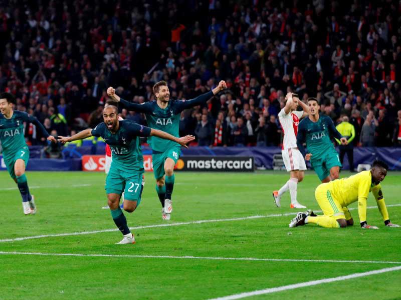 لوكاس مورا نجم توتنهام يحتفل بعد إحراز الهدف الثالث في مرمى أياكس