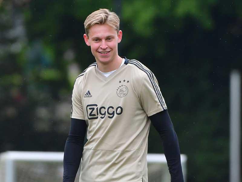 لاعب وسط أياكس أمستردام الهولندي، فرينكي دي يونغ