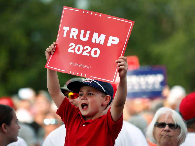 طفل مؤيد لترامب في فلوريدا أمس الأول (رويترز)