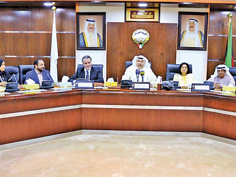 مهدي متحدثاً خلال إطلاق الحملة الوطنية