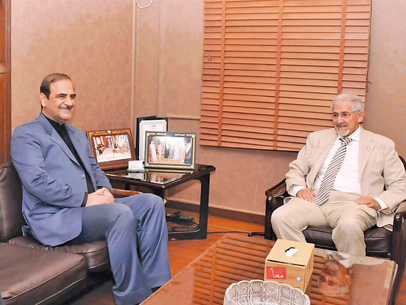  رئيس مجلس ادارة جمعية الهلال الاحمر الدكتور هلال الساير والسفير الايراني لدى الكويت محمد إيراني