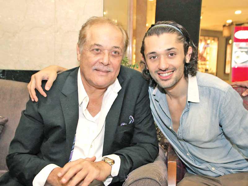 الفنان كريم مع والده الراحل محمود عبدالعزيز