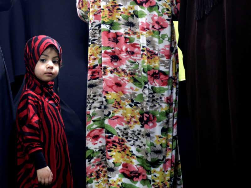 طفلة تشارك في صلاة التراويح بالقاهرة (رويترز)