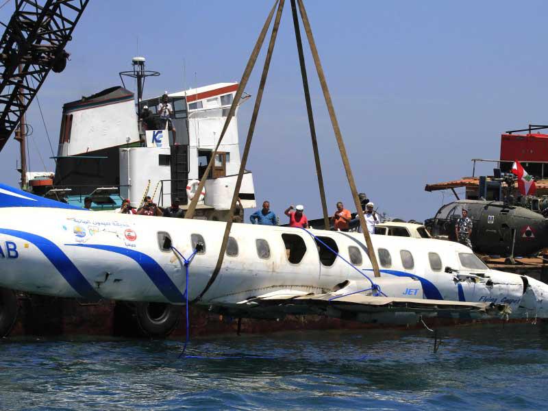 طائرة صغيرة ومروحية قديمة للجيش اللبناني قبل إغراقهما في البحر المتوسط أمس قبالة صيدا في إطار مشروع سياحي لتشجيع الغطس (أ ف ب) 