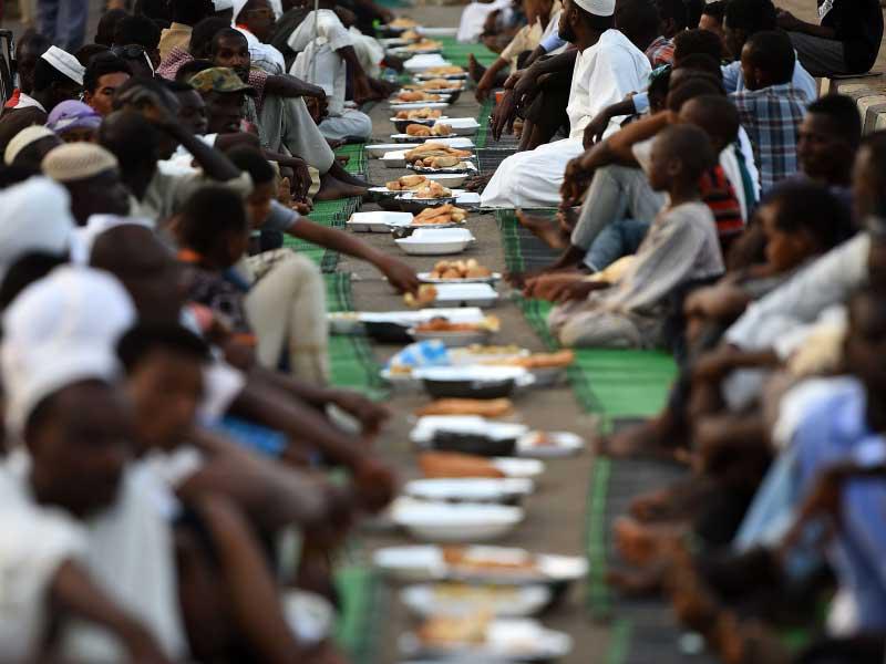 سودانيون يفطرون أمام مقر القيادة العامة في الخرطوم أمس الأول (أ ف ب)