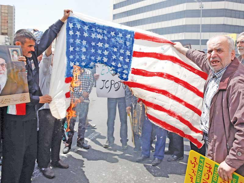 إيرانيون يحرقون العلم الأميركي خلال تظاهرة في طهران أمس الأول (اي بي آي)