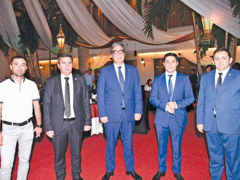 السفير إلخان قهرمان وعدد من مسؤولي السفارة خلال الحفل