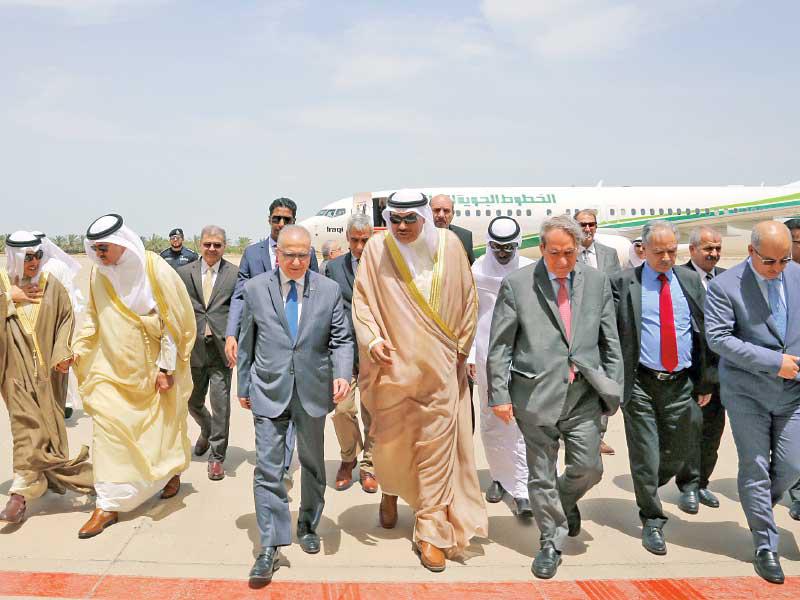 الخالد خلال استقباله نظيره العراقي والوفد المرافق أمس