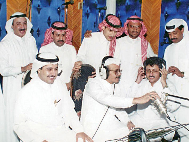 الفنان طلال مداح مع مجموعة من الفنانين والإعلاميين