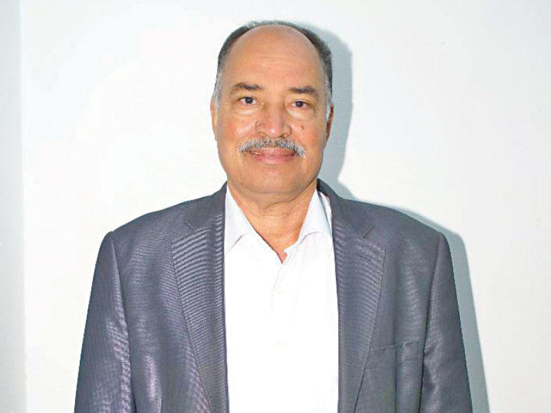 الروائي والقاص إبراهيم درغوثي