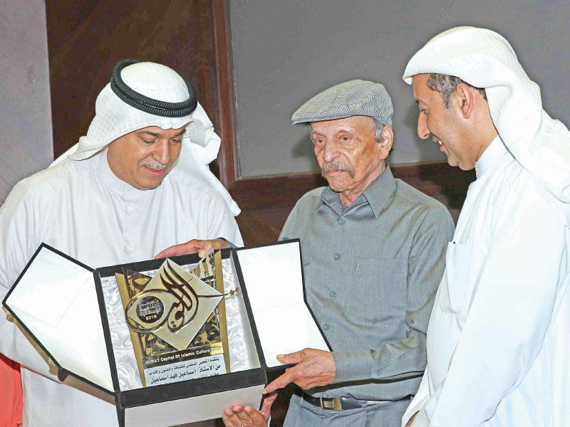 الكاتب والروائي الكويتي إسماعيل فهد مكرماً من علي اليوحة وبحضور العسعوسي