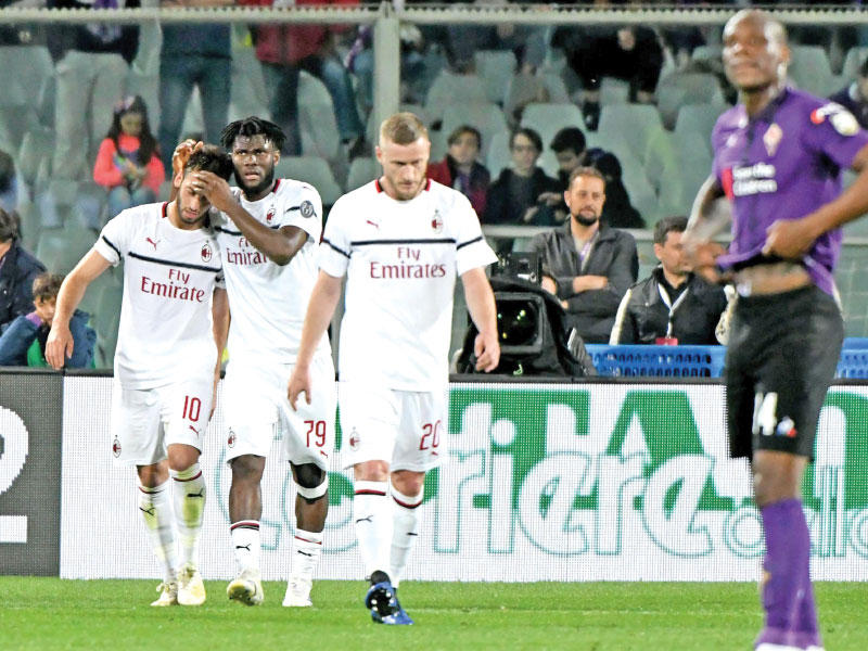 فرحة لاعبي ميلان بهدف فريقهم في مرمى فيورنتينا