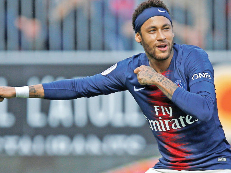  البرازيلي نيمار دا سيلفا مهاجم فريق باريس سان جرمان الفرنسي