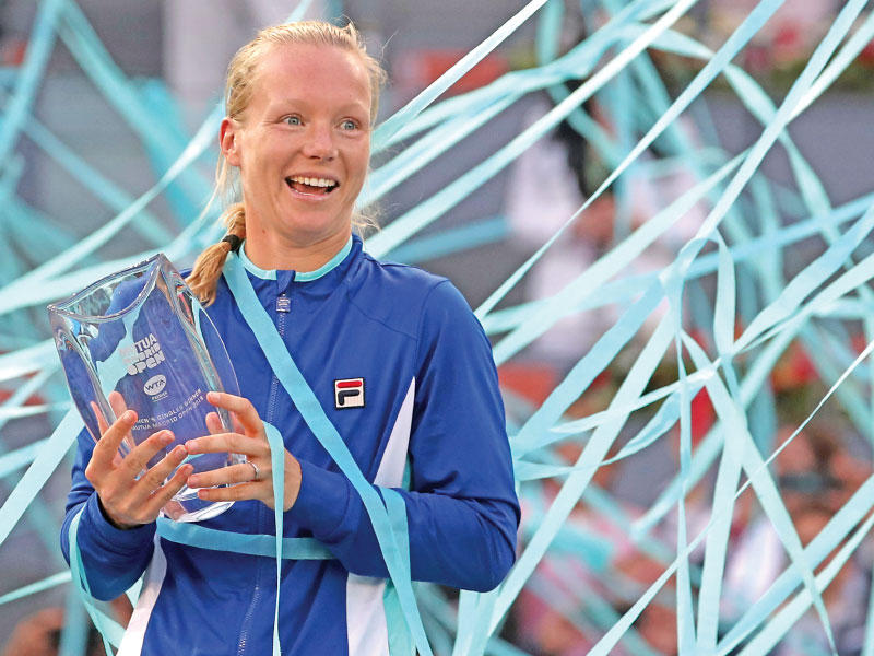 بيرتنز خلال مراسم التتويج