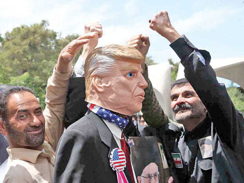 إيرانيون ينهالون بالضرب على دمية تمثل ترامب في طهران (ارنا)