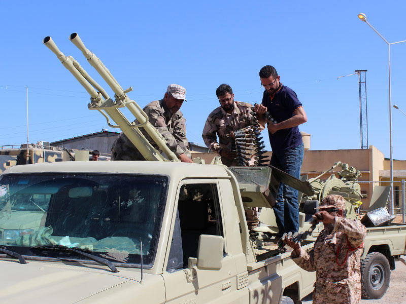 أفراد القوات الحكومية الليبية المعترف بها دوليا يعدون الذخيرة للخروج من مصراتة إلى خط المواجهة في طرابلس