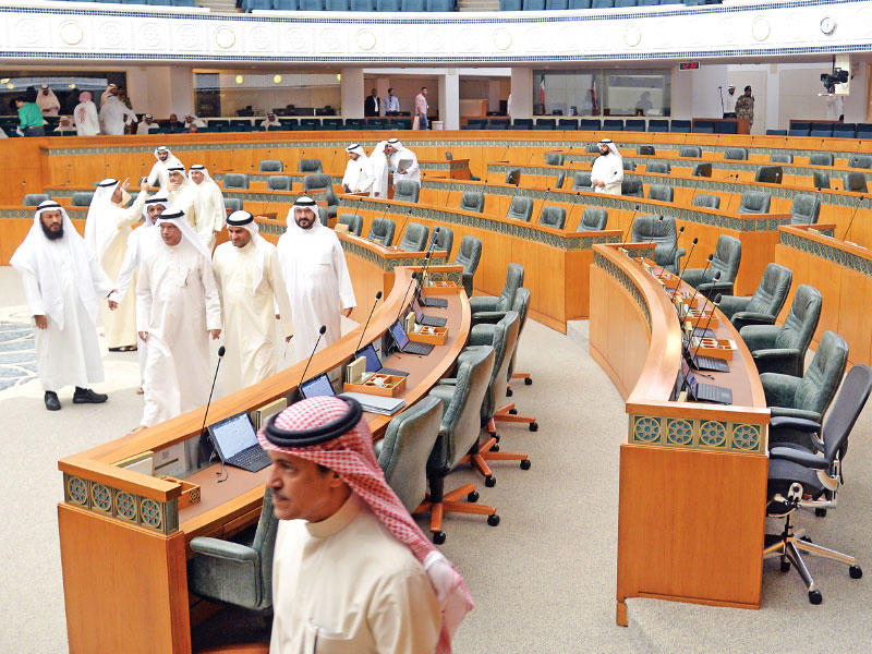 نواب يغادرون القاعة بعد رفع الجلسة أمس (تصوير عبدالله الخلف)