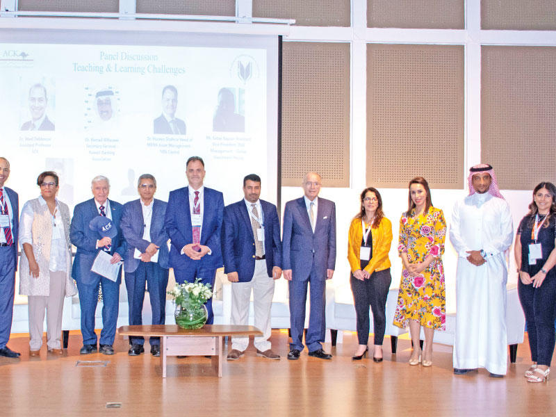 صورة جماعية للمشاركين في المنتدىn