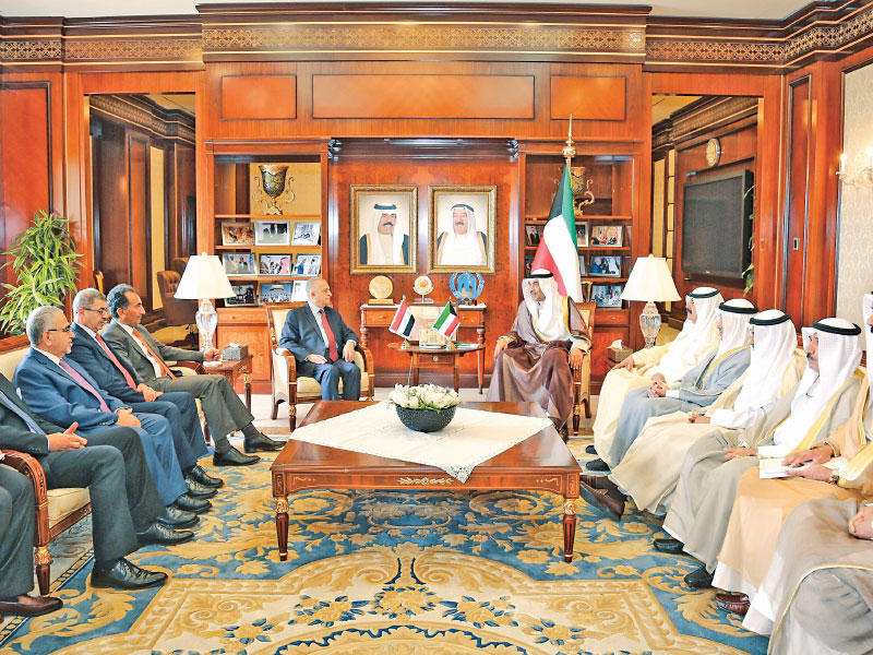 صباح الخالد والحكيم خلال الاجتماع امس بحضور المشاركين في اجتماعات اللجنة المشتركة الكويتية - العراقية 