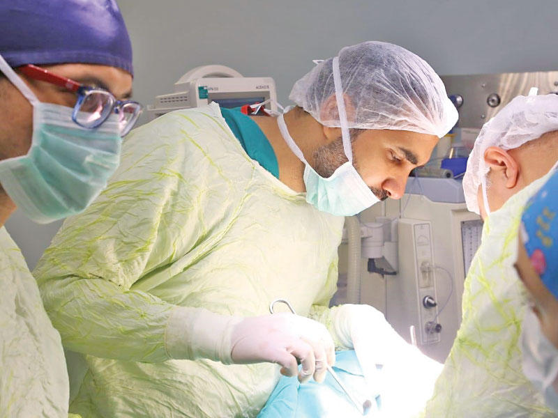 الفريق خلال إجراء عملية لأحد المرضى 