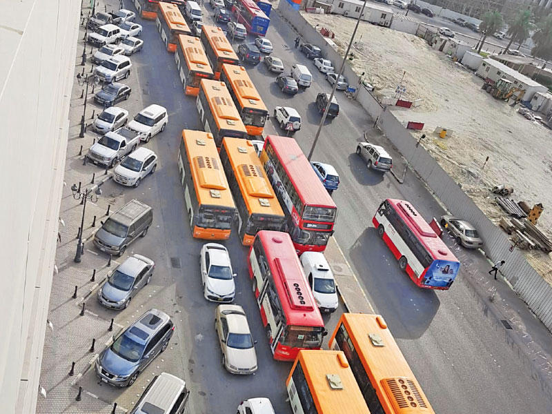 جانب من الازدحام في شارع فهد السالم أمس