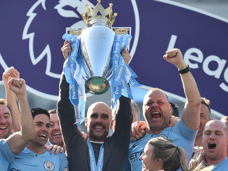 غوارديولا المدير الفني لمانشستر سيتي يحمل لقب الدوري الإنجليزي الممتاز