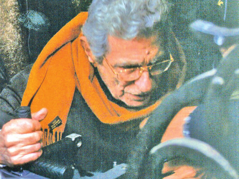 المخرج المصري يوسف شاهين مع الكاميرا