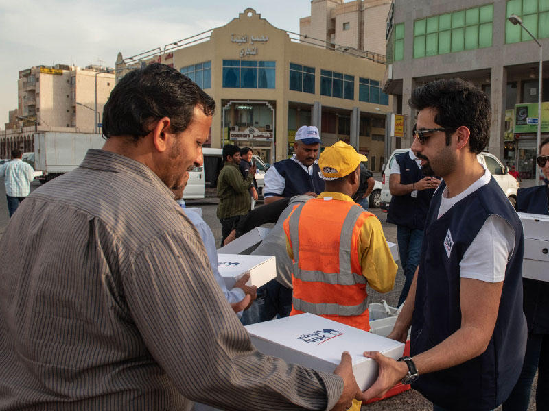 جانب من توزيع وجبات الإفطار