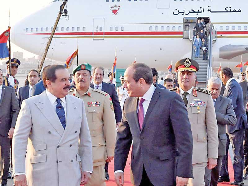 الرئيس المصري عبدالفتاح السيسي مستقبلاً ملك البحرين حمد بن عيسى آل خليفة بمطار القاهرة أمس الأول    (بنا)
